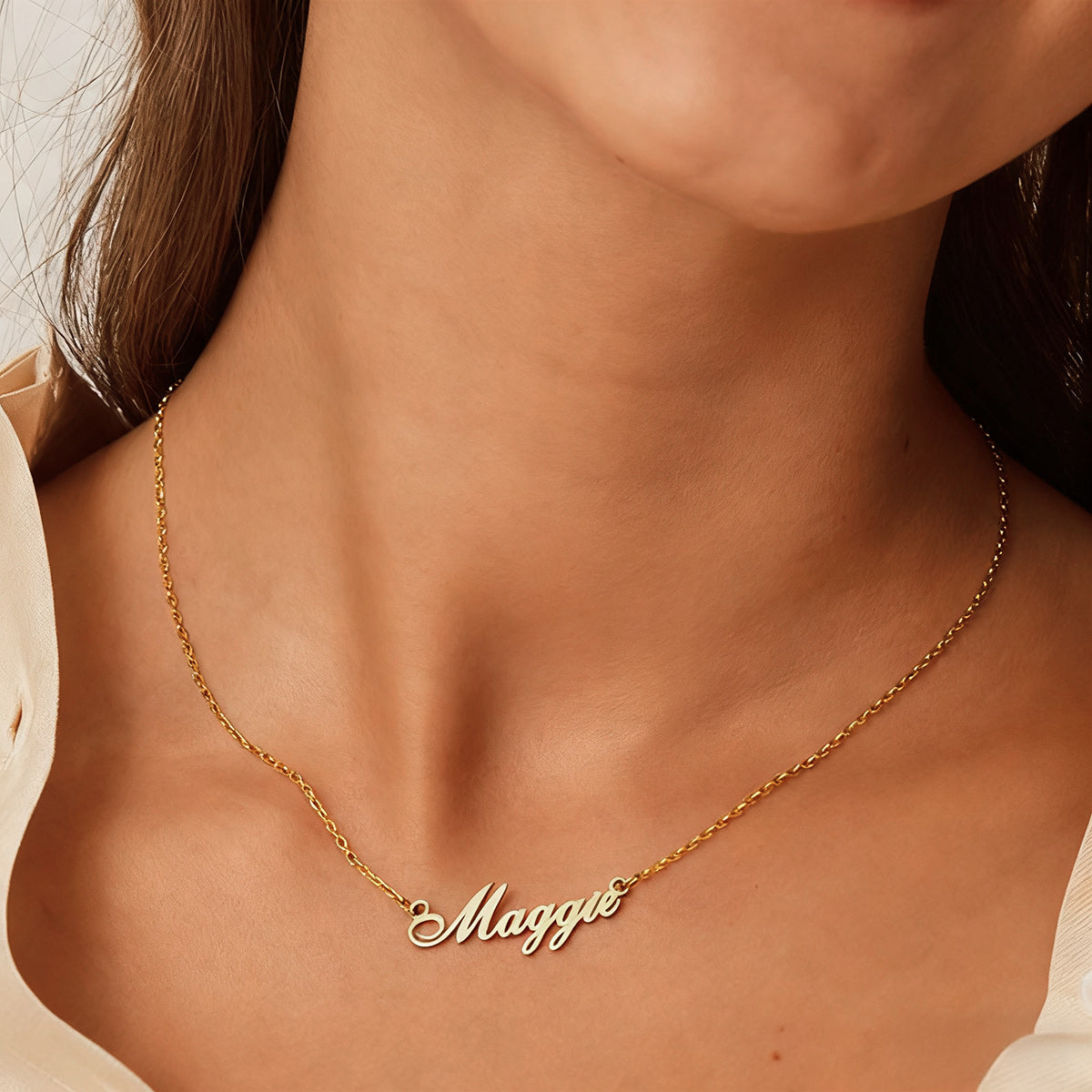 A woman wear a gold name necklace