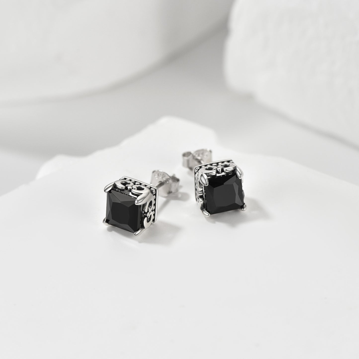 Boucles d'oreilles vintage en argent et zircon cubique noir avec couronne