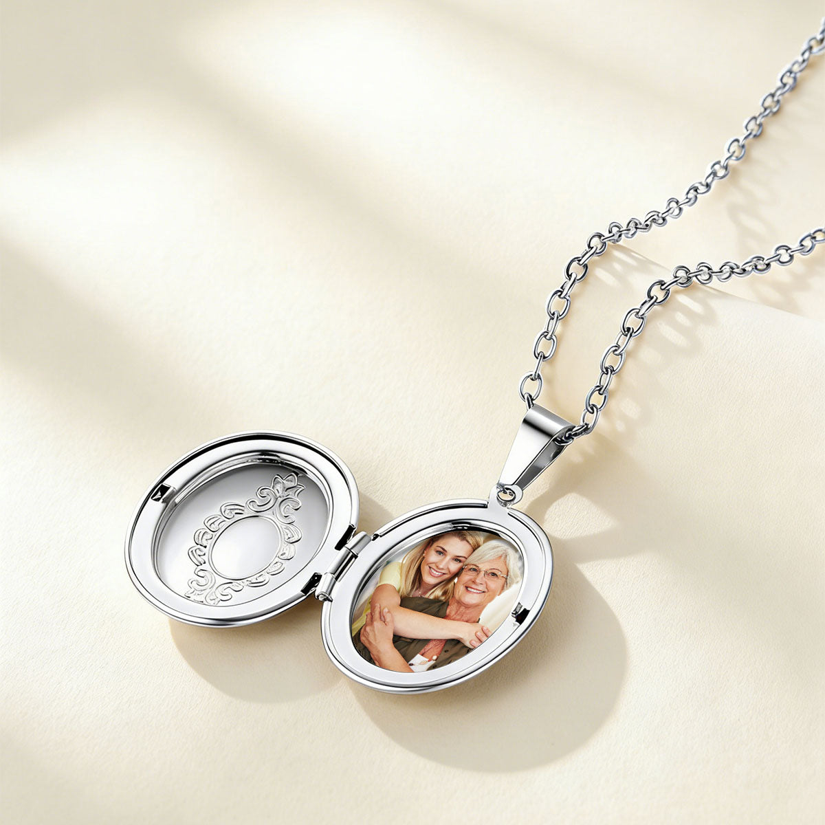 Vintage Oval Photo Locket Necklace with photo inside