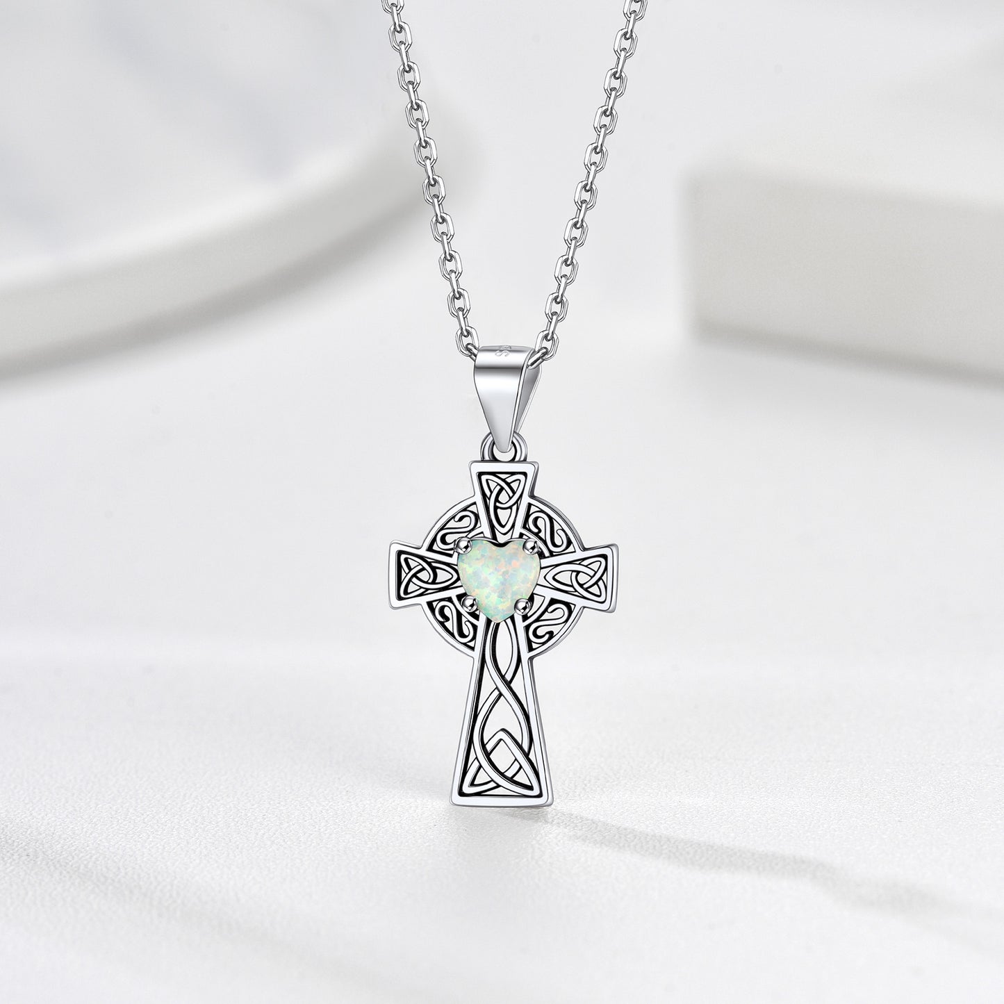 Collier en argent sterling avec croix à nœud celtique et opale en forme de cœur