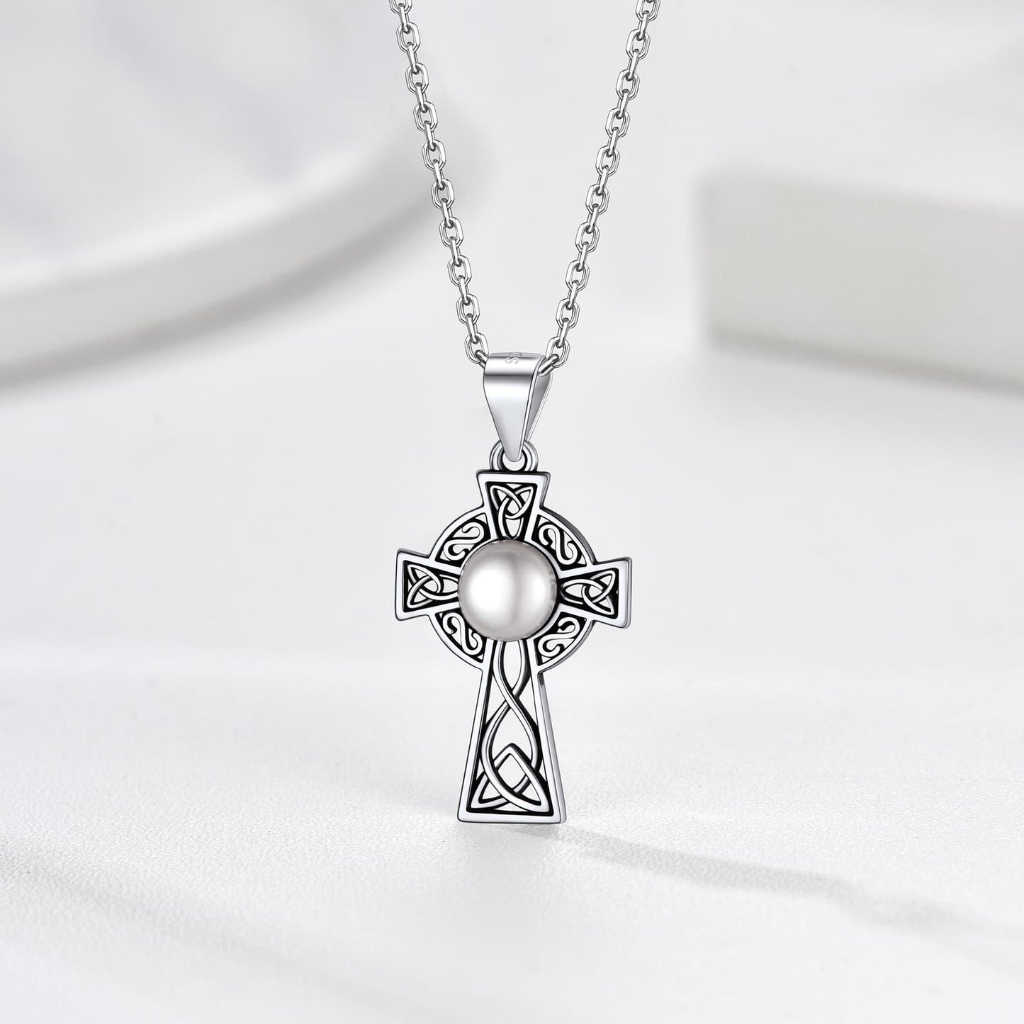 Collier de perles en forme de croix avec nœud celtique en argent sterling