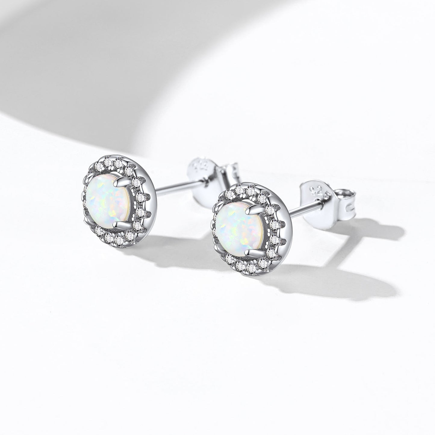 Boucles d'oreilles à tige en opale et halo de zircons cubiques