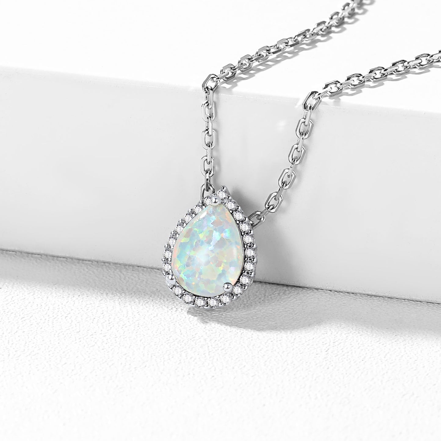 Collier halo d'opale et de zircone cubique en forme de larme