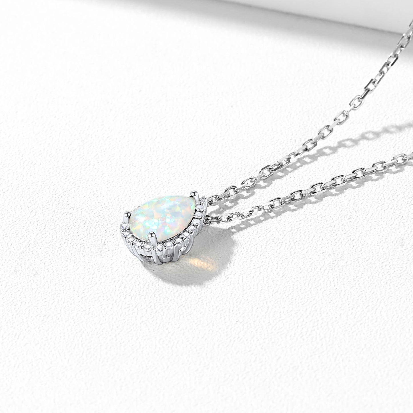 Collier halo d'opale et de zircone cubique en forme de larme