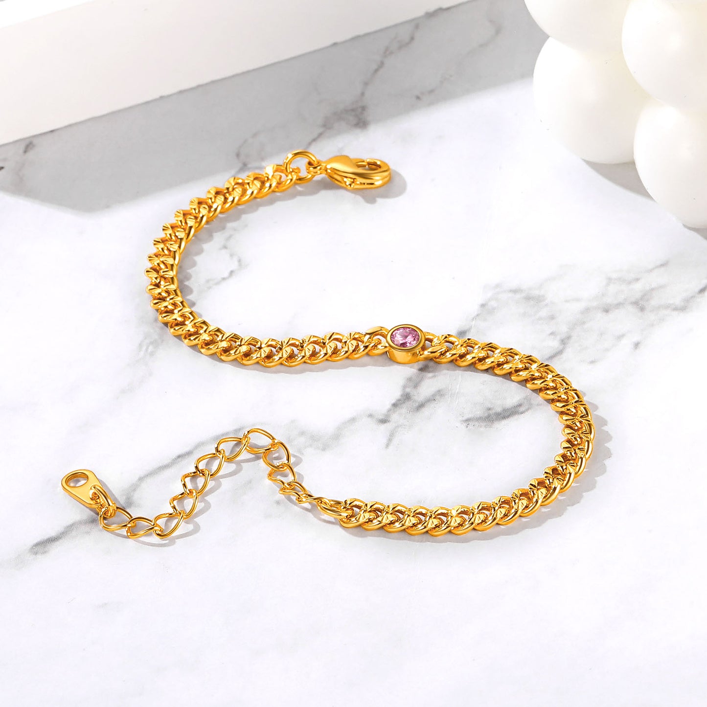Bracelet à maillons cubains avec pierre de naissance en chaîne dorée pour femme