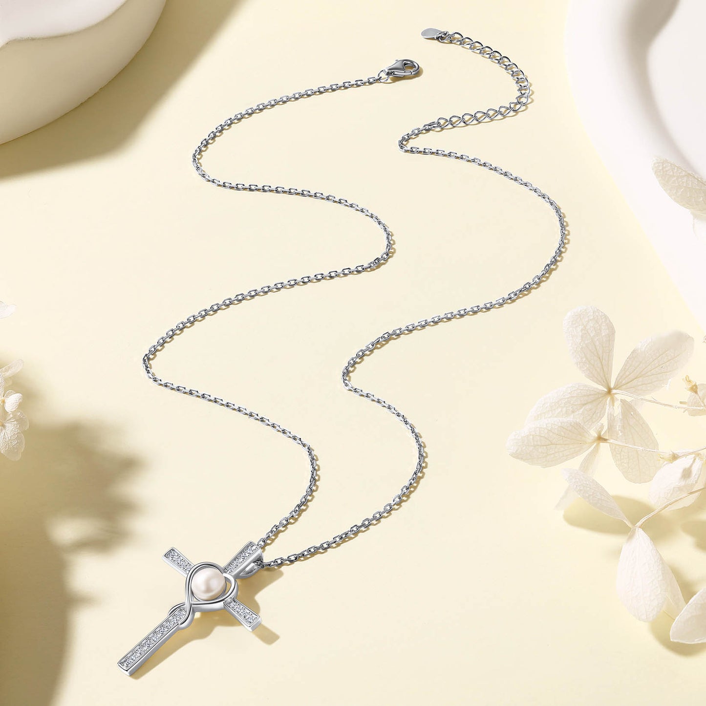 Collier avec pendentif en forme de croix et de perles en argent sterling et oxyde de zirconium
